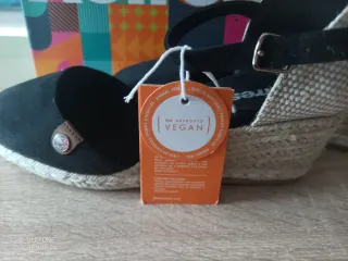 Sandalias Refresh cuña negras y beige