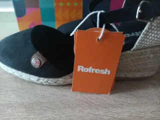 Sandalias Refresh cuña negras y beige