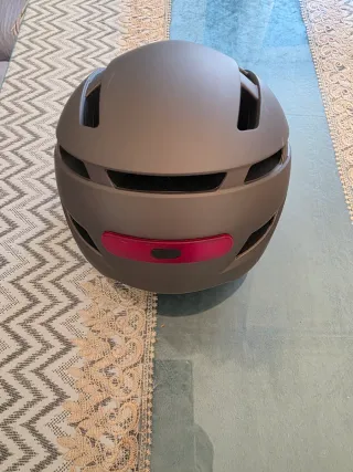 Casco patinete eléctrico con luz