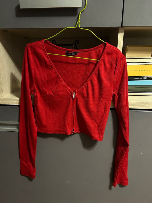 Top corto rojo con cremallera