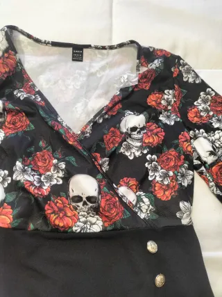 Vestido corto estampado calaveras y rosas