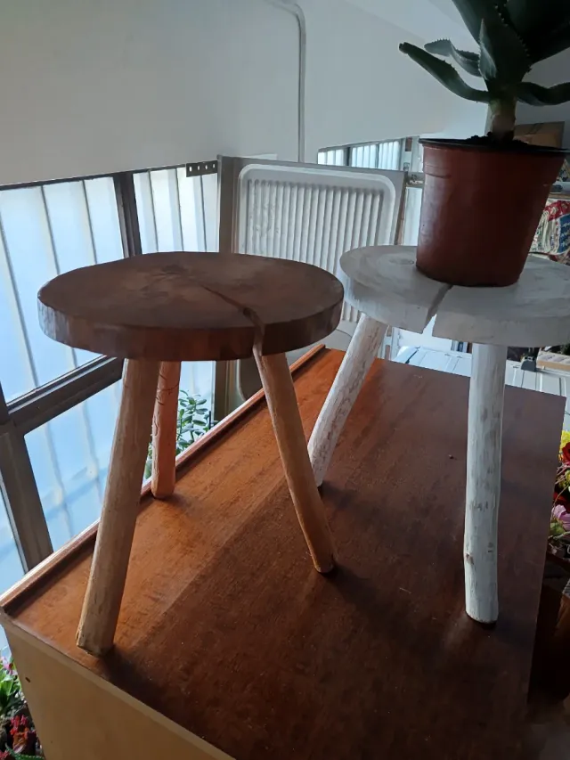 Sgabello in legno a 3 gambe