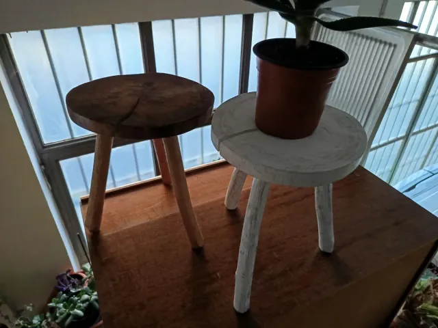 Sgabello in legno a 3 gambe