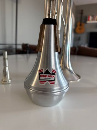 Trompeta Vincent Bach TR 305 Sib + Sordina + Caja