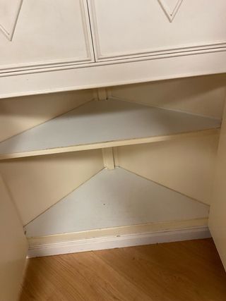 Antico armadio alto ad angolo in legno