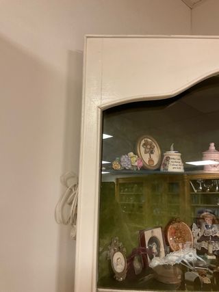 Antico armadio alto ad angolo in legno