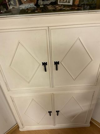 Antico armadio alto ad angolo in legno