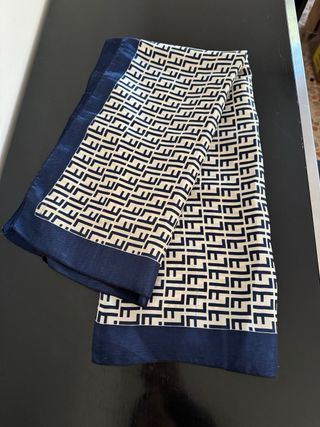 Foulard fantasia geometrica blu e bianco