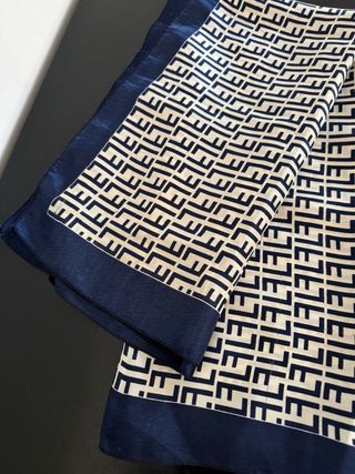 Foulard fantasia geometrica blu e bianco