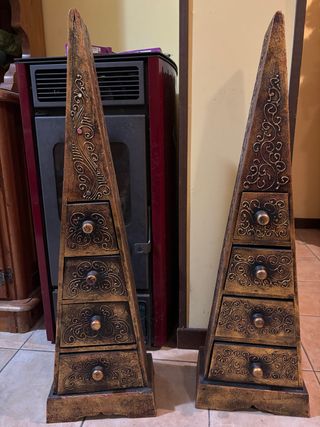 Cassettiera piramidale decorata
