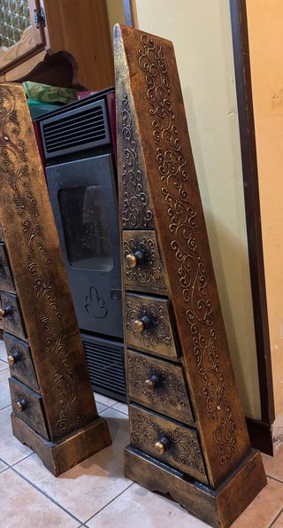 Cassettiera piramidale decorata