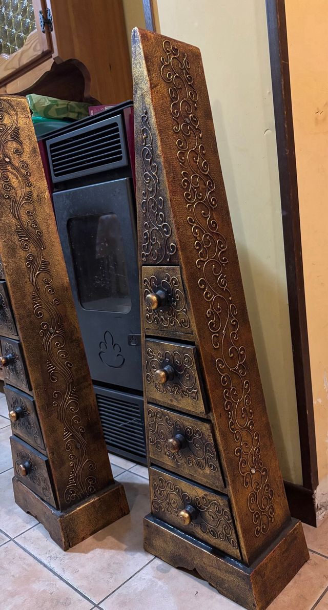 Cassettiera piramidale decorata