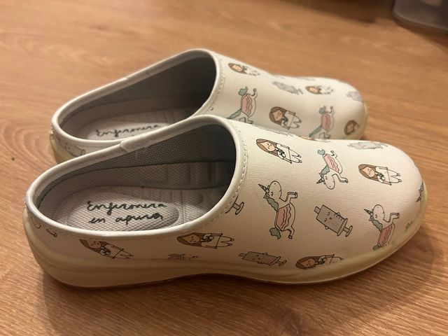 Zoccoli Infermiera in difficoltà con disegni