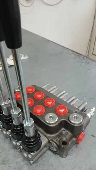 Distributore idraulico 4 leve 1/2..