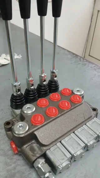 Distributore idraulico 4 leve 1/2..