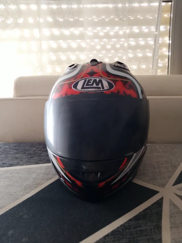 Casco de moto LEM con diseño de llamas