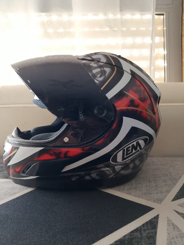 Casco de moto LEM con diseño de llamas