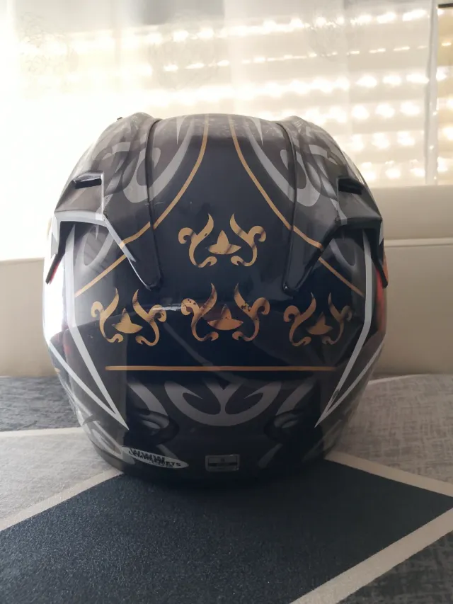 Casco de moto LEM con diseño de llamas