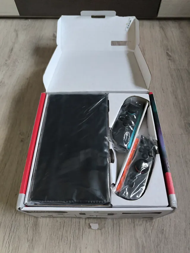 Nintendo Switch + Fundas y protecciones