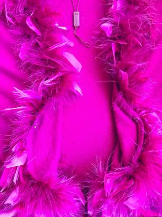 Coprispalle Monsoon fucsia con piume