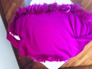 Coprispalle Monsoon fucsia con piume