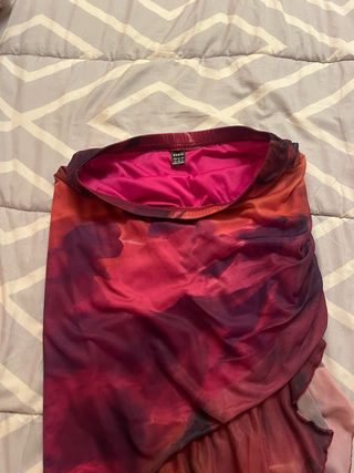 Falda asimétrica naranja y roja