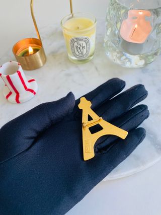 Broche Torre Eiffel Yves Saint Laurent Dorado