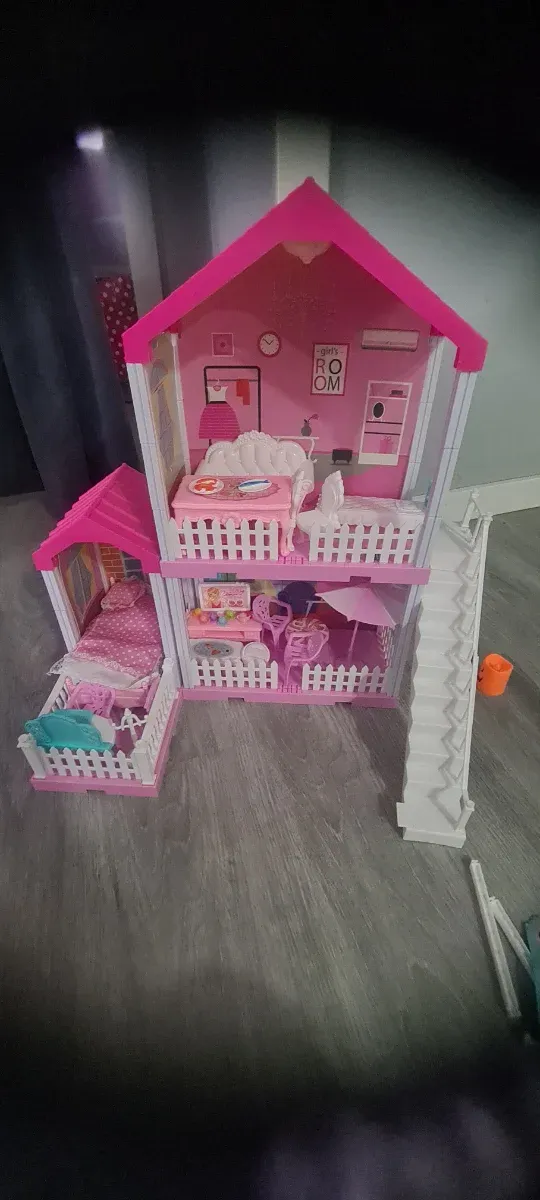 Casa de muñecas rosa con luz