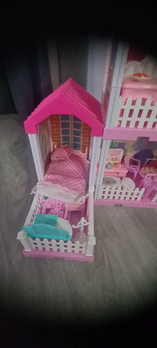 Casa de muñecas rosa con luz