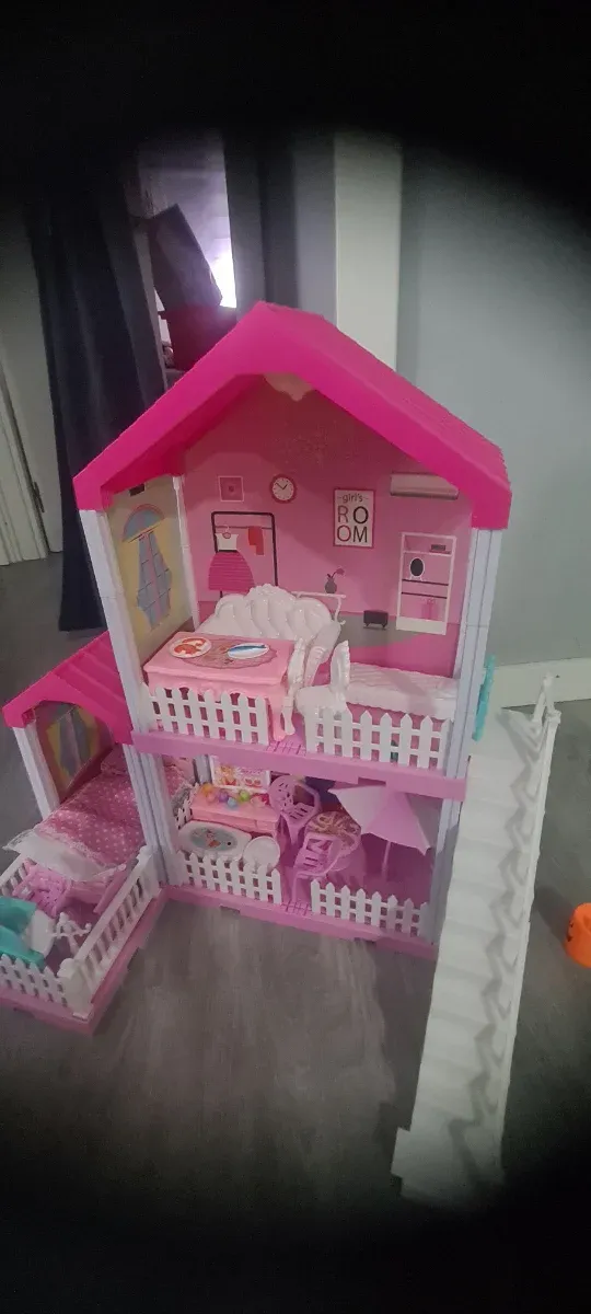 Casa de muñecas rosa con luz