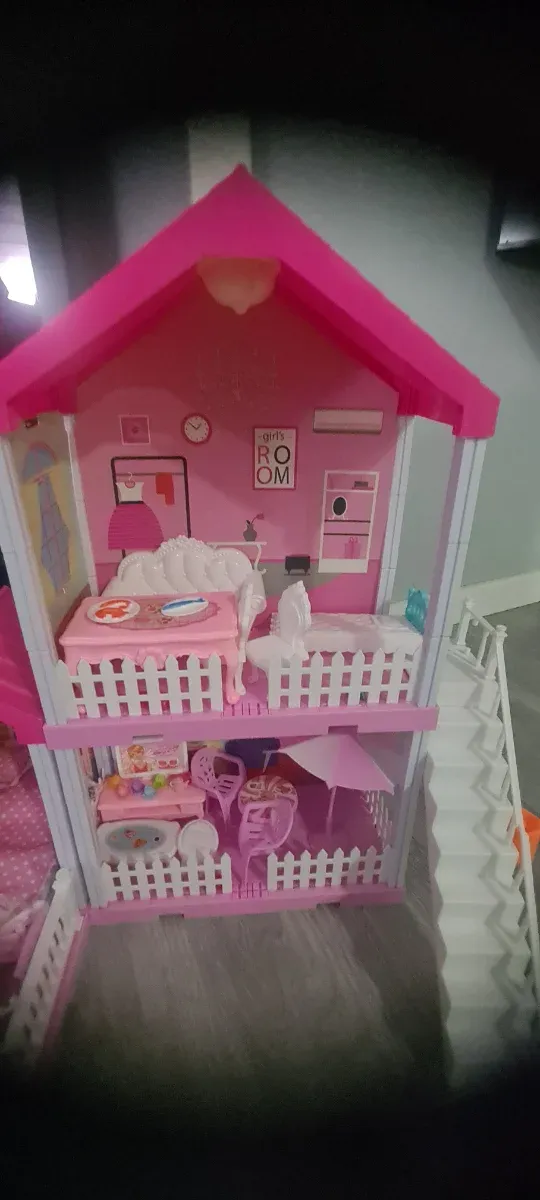 Casa de muñecas rosa con luz