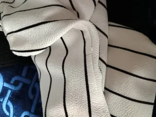 Vestito a righe bianche e nere