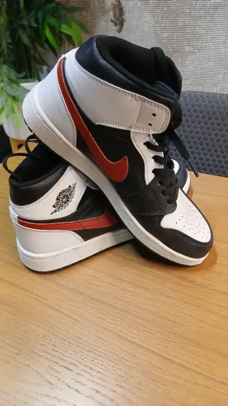 Nike Air Jordan 1 Mid Negro Rojo Blanco