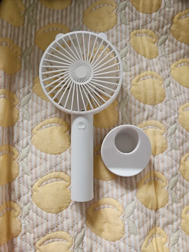 Ventilador de mano blanco