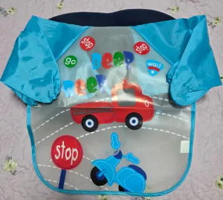 Baberos impermeables para bebé con mangas