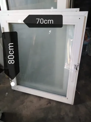 Ventana de aluminio blanca