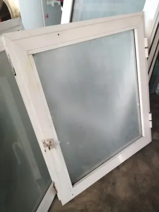 Ventana de aluminio blanca