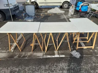 Tavoli da bar in legno e imitazione di marmo