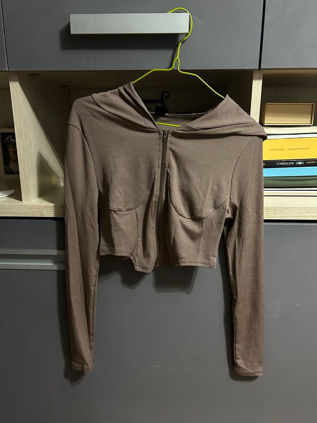 Top corto con cremallera y capucha