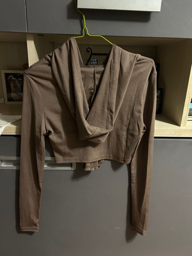 Top corto con cremallera y capucha