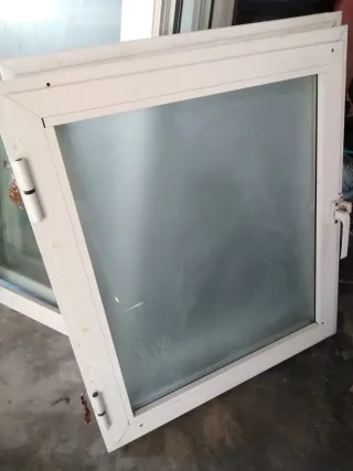 Abre hacia la izquierda