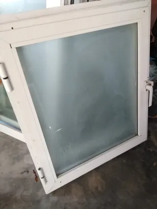 Abre hacia la izquierda