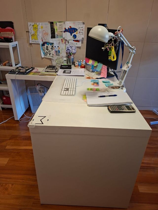 Scrivania bianca con piano estraibile