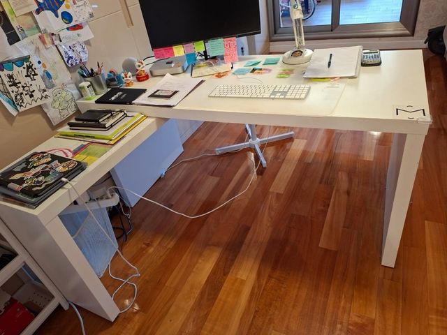 Scrivania bianca con piano estraibile