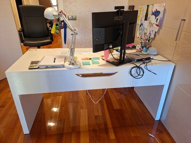 Scrivania bianca con piano estraibile