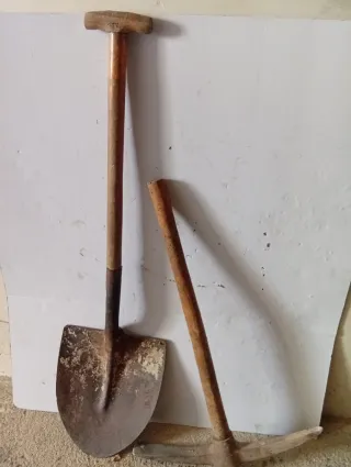 Pico y pala de madera y metal