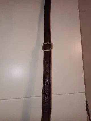 Bolso de cuero marrón repujado