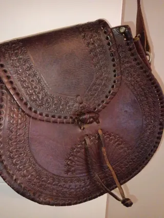 Bolso de cuero marrón repujado