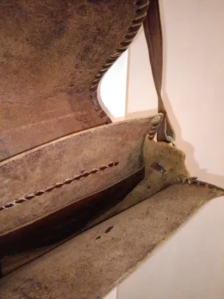 Bolso de cuero marrón repujado