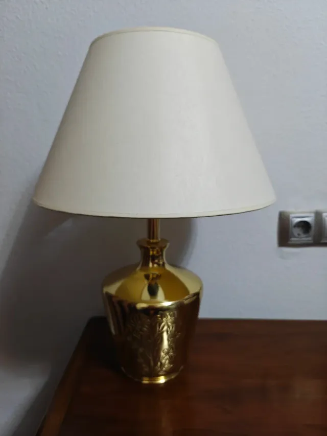 Lámpara de mesa dorada y beige